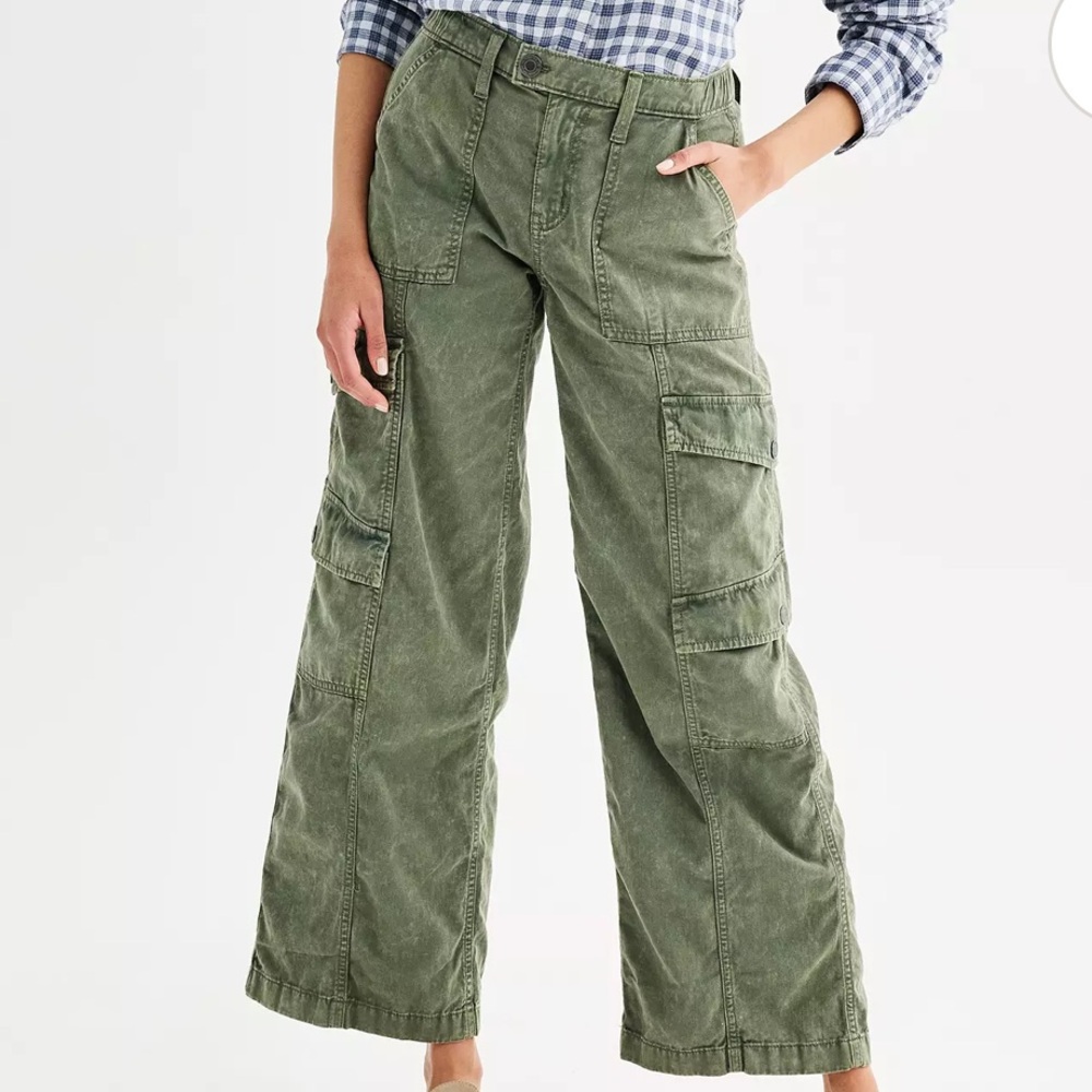 Juniors' SO® Low-Rise Distressed Wide Leg 6 Pocket Cargo Pants in Olive Forest